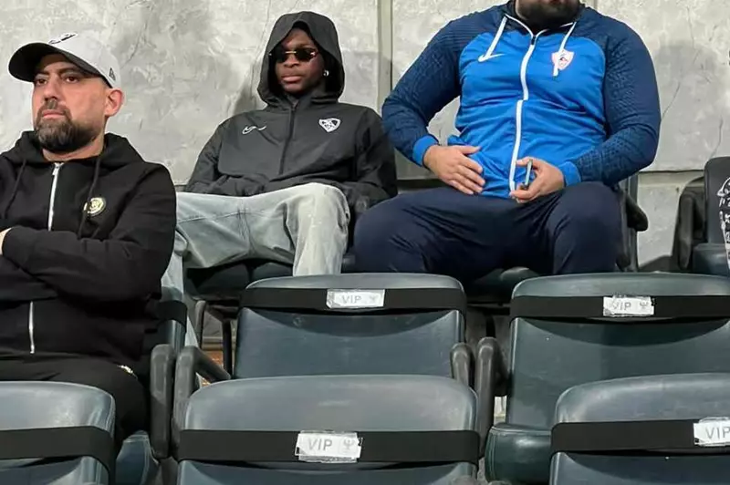 رغم غيابه عن القائمة.. شيكو بانزا يؤازر الزمالك أمام المصري من المدرجات 